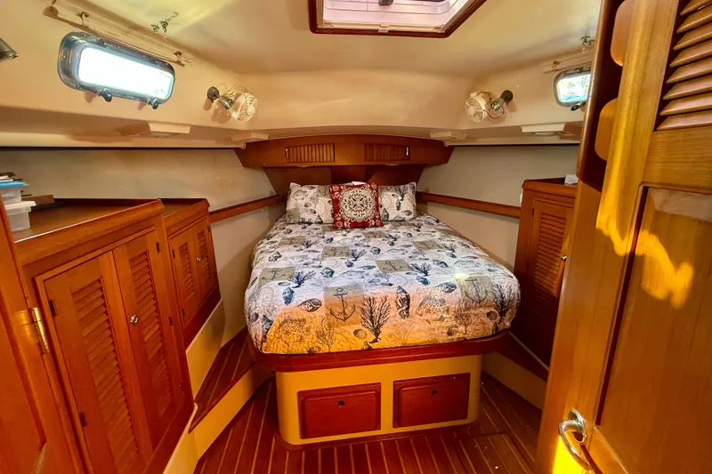 Sweet Dream Yacht Photos Pics Luxurious 2005 Island Packet 485 yacht cabin with cozy bed and wooden cabinetry.