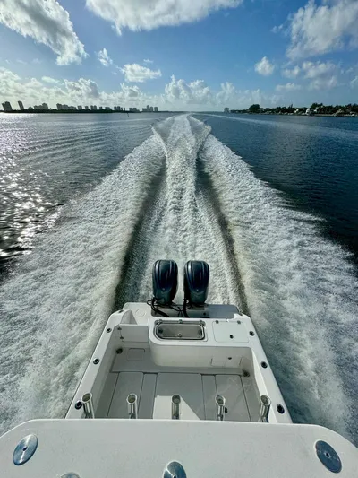 Cheers Yacht Photos Pics 2020 Invincible 33 Open Fisherman cruising on open water, leaving a wake trail.