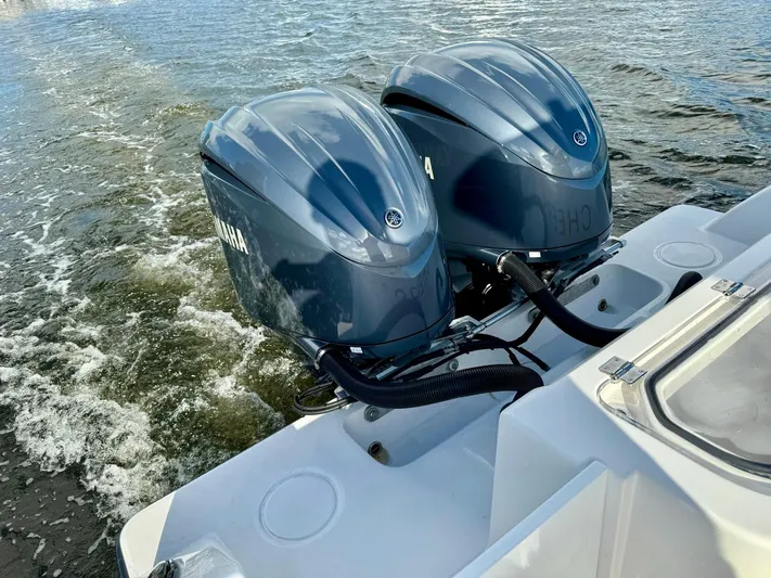 Cheers Yacht Photos Pics 2020 Invincible 33 Open Fisherman with dual Yamaha outboard engines on water.