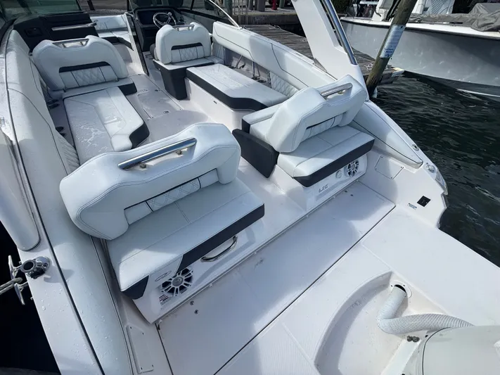  Yacht Photos Pics 2025 REGAL LX6 - Image 12