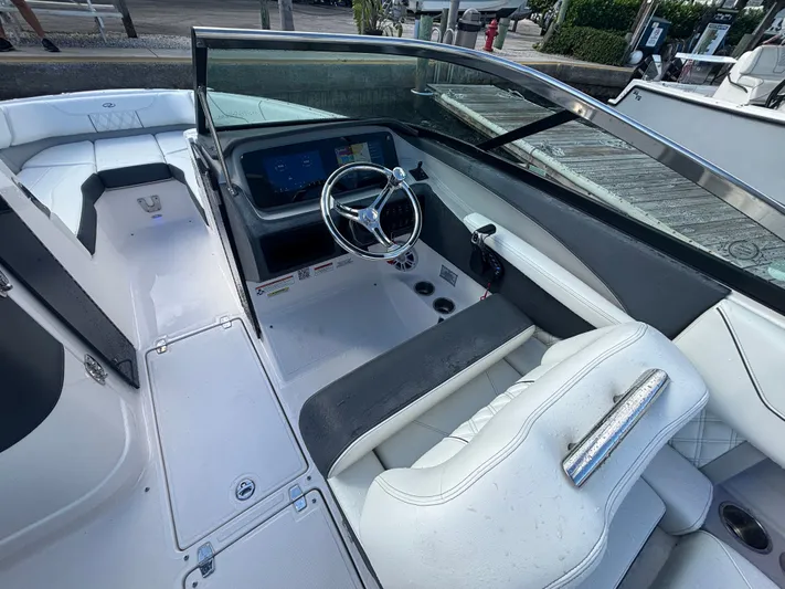  Yacht Photos Pics 2025 REGAL LX6 - Image 9