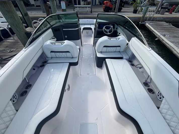  Yacht Photos Pics 2025 REGAL LX6 - Image 11