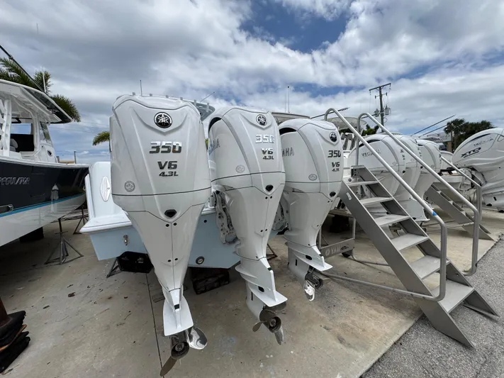 35-261 Yacht Photos Pics 2025 Contender 35 ST boat with triple Yamaha 350 V6 outboard engines.