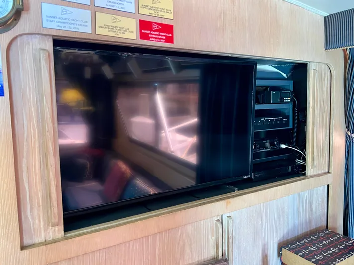 White Shark Yacht Photos Pics Interior of 1988 Hatteras 48 Convertible yacht with TV and audio equipment.