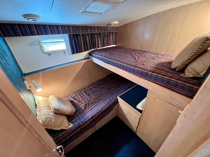 White Shark Yacht Photos Pics Cozy cabin with bunk beds in 1988 Hatteras 48 Convertible yacht.