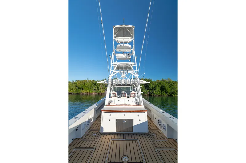 Liberado Yacht Photos Pics 2018 HCB 53 Suenos RXV boat with tower, docked on calm water.