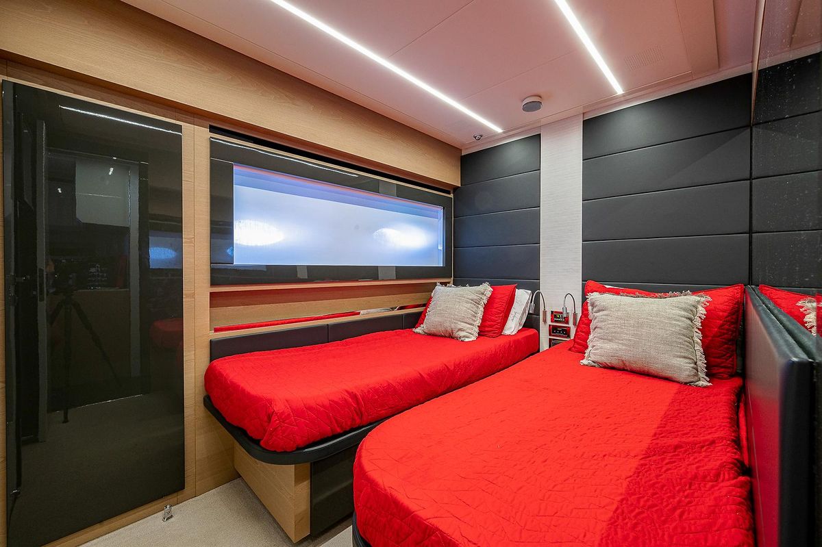 2015 Pershing 70 