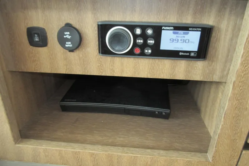 Dream Yacht Photos Pics Audio system panel on 2019 Galeon 470 Sky yacht with USB and Bluetooth features.