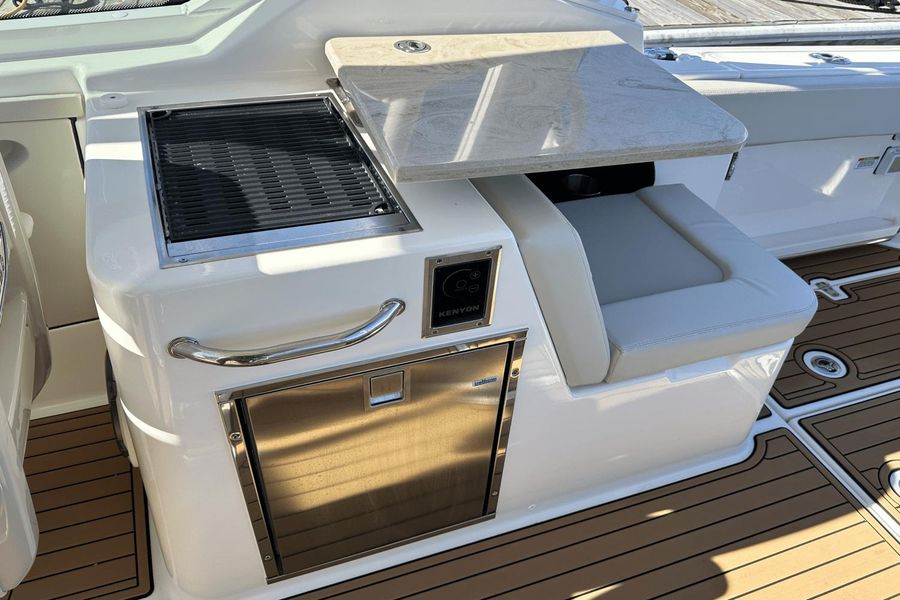 2023 Boston Whaler 280 Vantage