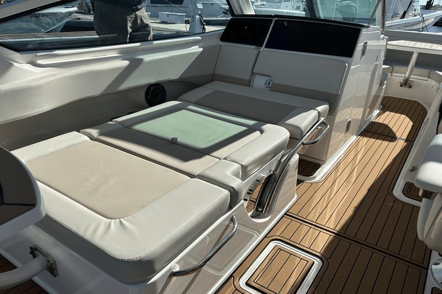 2023 Boston Whaler 280 Vantage