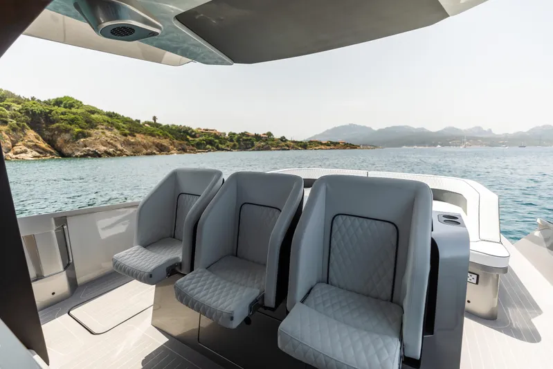  Yacht Photos Pics Interior of Maori 46 Outboard 2026 with three seats, ocean view.