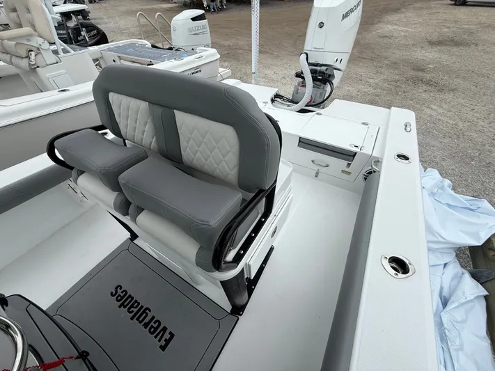  Yacht Photos Pics 2026 EVERGLADES 253 CC - Image 16