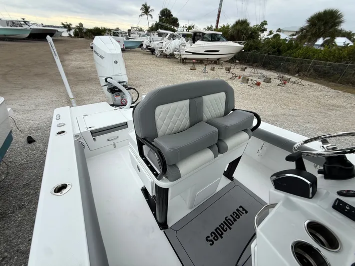 Yacht Photos Pics 2026 EVERGLADES 253 CC - Image 15