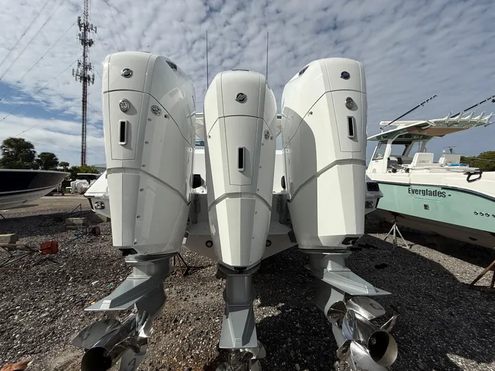  Yacht Photos Pics 2025 Everglades 455 Cc - Image 23