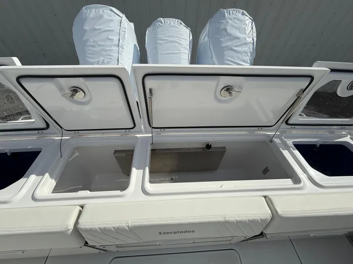  Yacht Photos Pics 2025 Everglades 455 Cc - Image 18