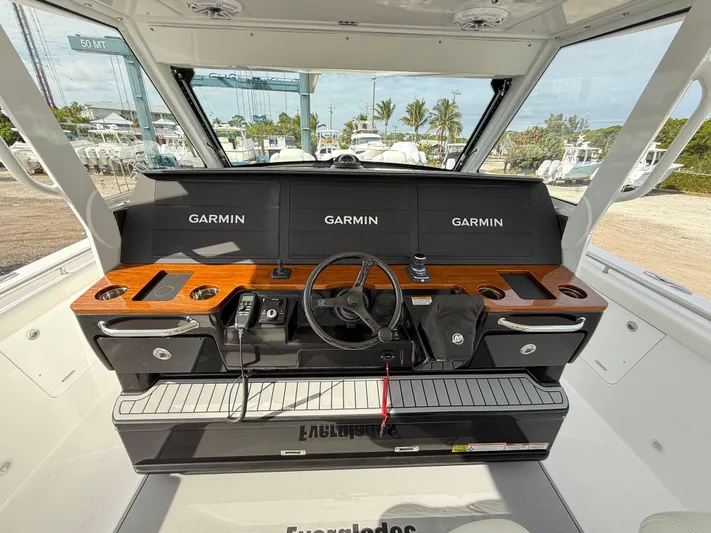  Yacht Photos Pics 2025 Everglades 455 Cc - Image 10