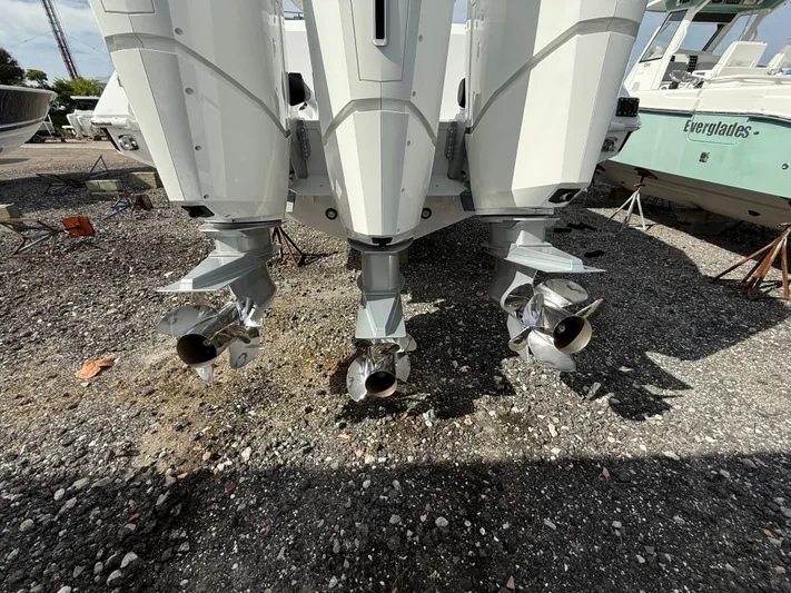  Yacht Photos Pics 2025 Everglades 455 Cc - Image 24