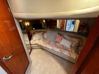  Yacht Photos Pics Interior of 2000 Sea Ray Sundancer with cozy seating and decorative pillows.