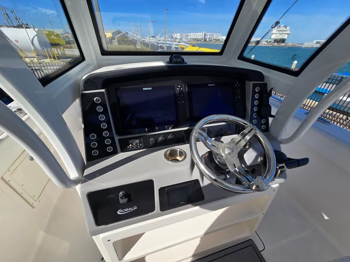 No Regrets Yacht Photos Pics Robalo R272 Center Console 2022 helm with Simrad displays.