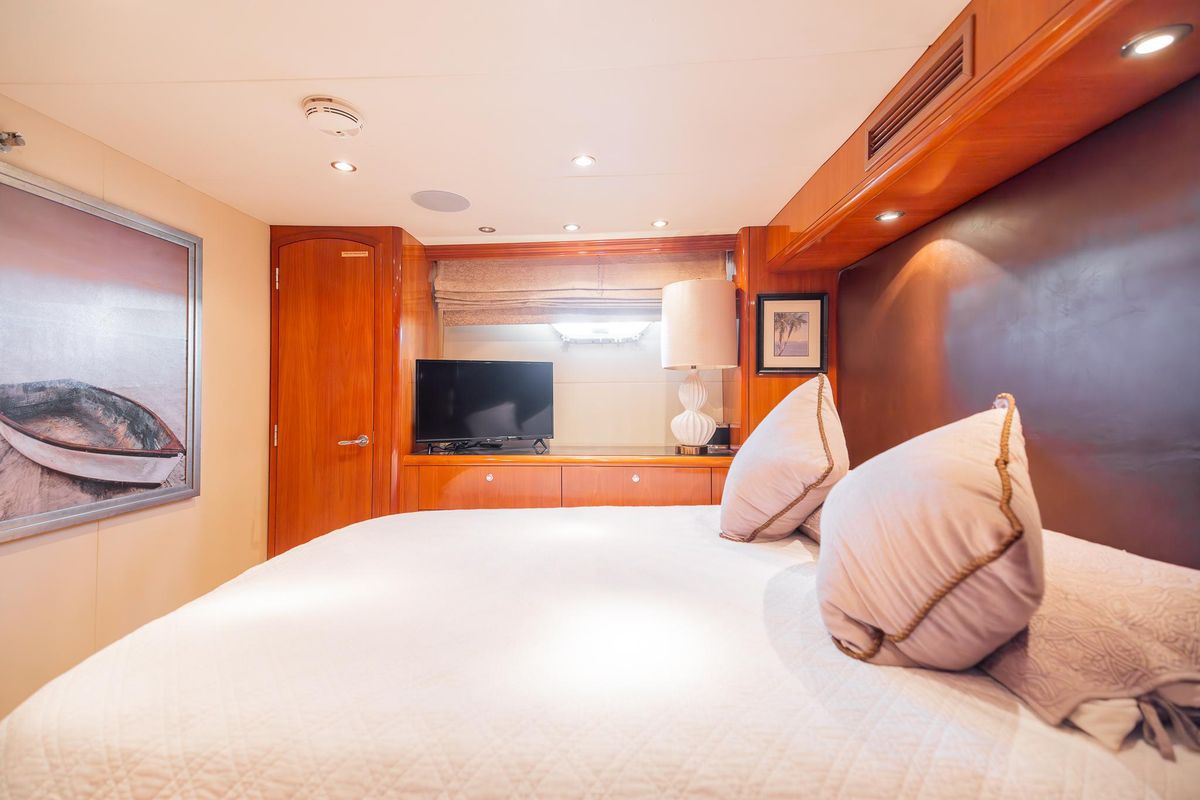 2002 Hatteras 75 