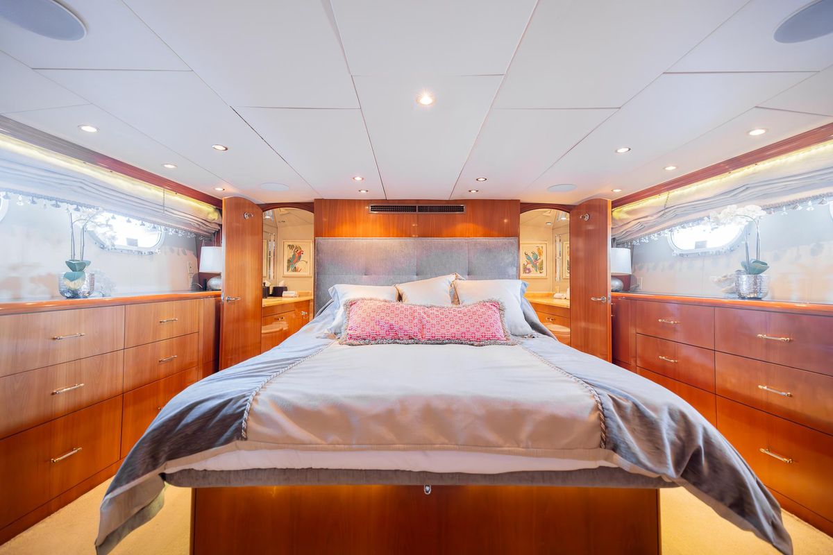 2002 Hatteras 75 