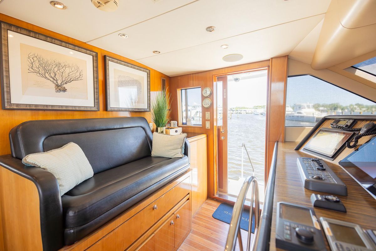 2002 Hatteras 75 