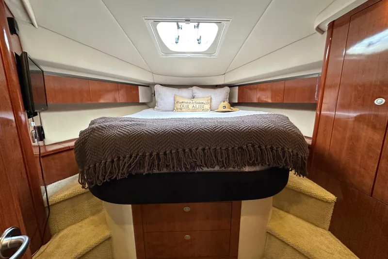 Our Alibi Yacht Photos Pics Luxurious cabin interior of 2004 Sea Ray 420 Sedan Bridge yacht with cozy bedding.