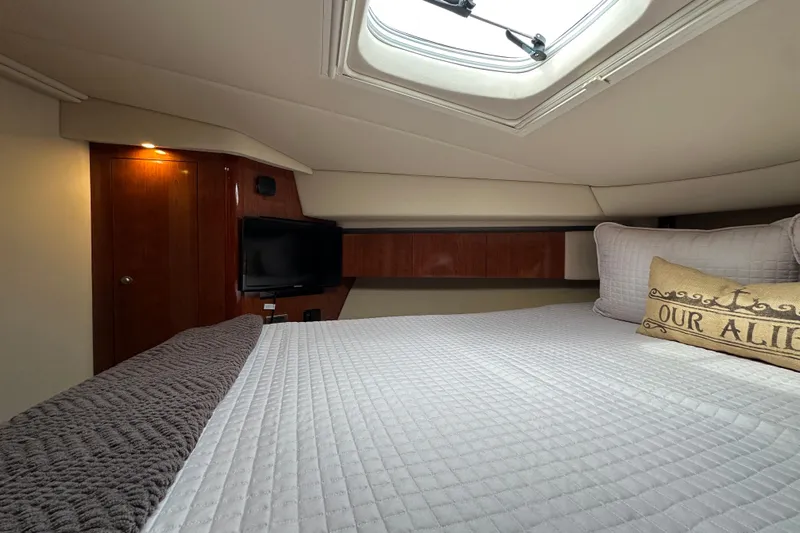 Our Alibi Yacht Photos Pics Luxurious cabin interior of 2004 Sea Ray 420 Sedan Bridge yacht with cozy bedding.