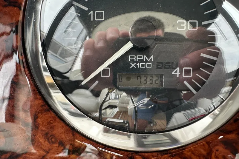 Our Alibi Yacht Photos Pics Close-up of 2004 Sea Ray 420 Sedan Bridge RPM gauge showing 733.2 hours.