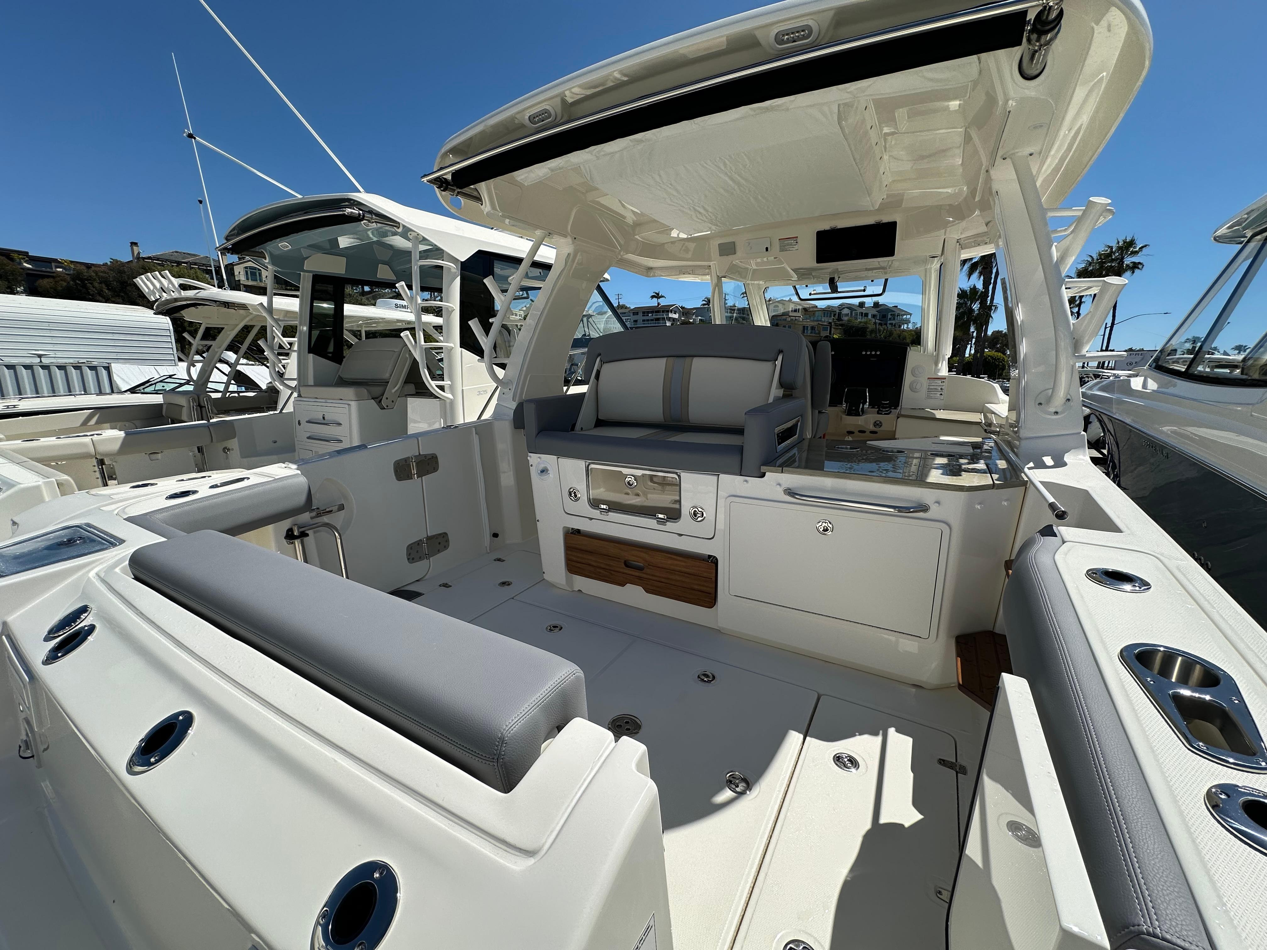 2024 Boston Whaler 350 Realm Walkaround for sale - YachtWorld