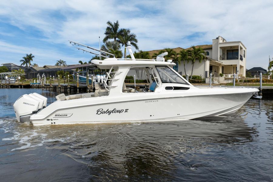 2021 Boston Whaler 350 Realm