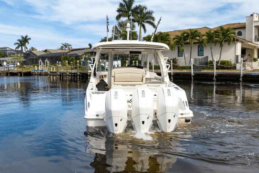 2021 Boston Whaler 350 Realm