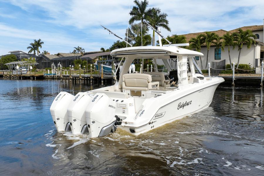 2021 Boston Whaler 350 Realm