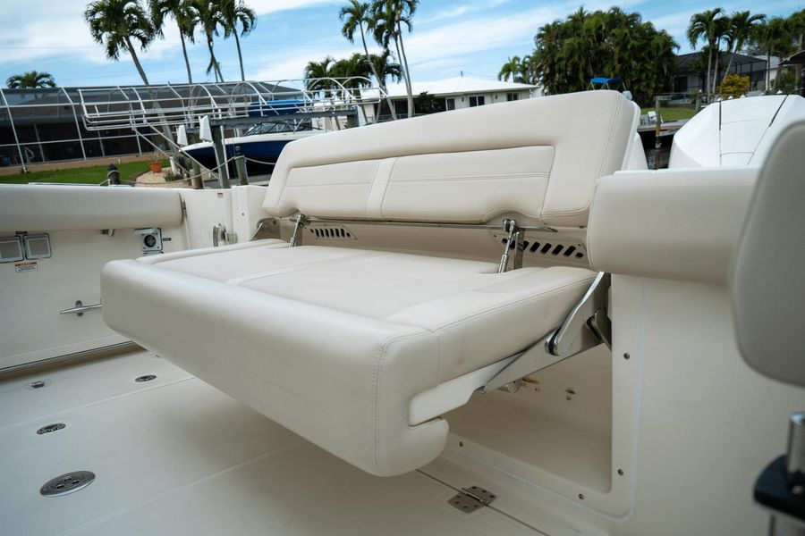 2021 Boston Whaler 350 Realm