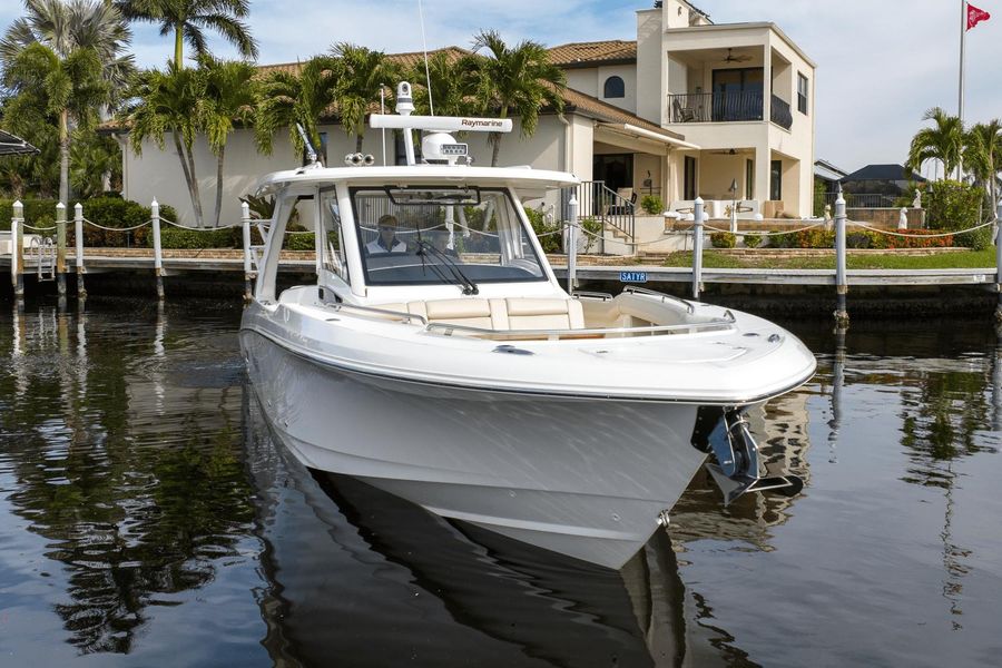 2021 Boston Whaler 350 Realm