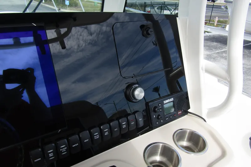  Yacht Photos Pics 2023 Boston Whaler 280 Dauntless dashboard with Simrad electronics and cup holders.