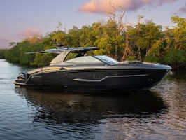 2021 38' Cruisers Yachts-38 GLS Boca Raton, FL, US