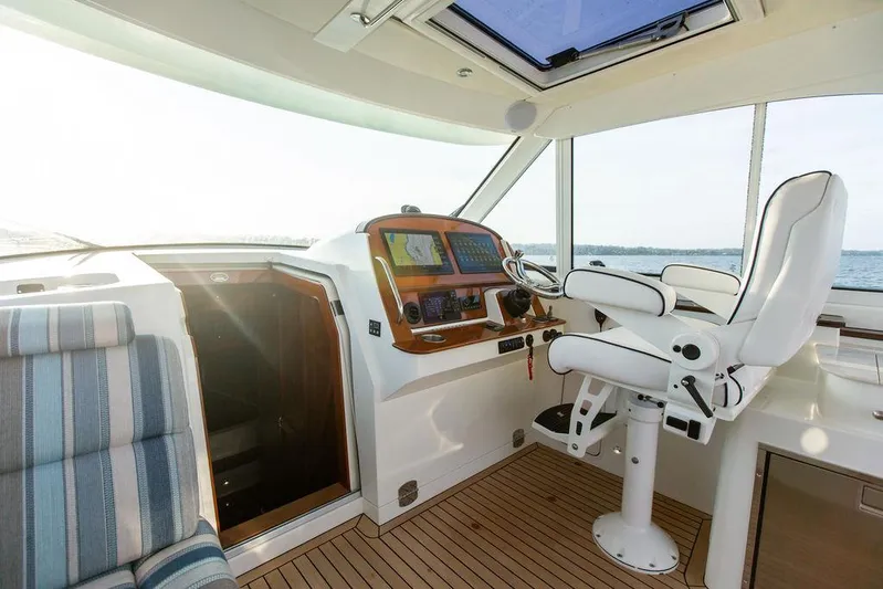 Cavu 4 Yacht Photos Pics Interior of 2022 Hinckley Sport Boat 40 X with helm and seating.