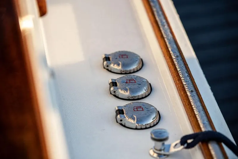 Cavu 4 Yacht Photos Pics 