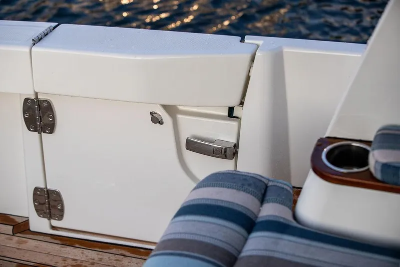 Cavu 4 Yacht Photos Pics 