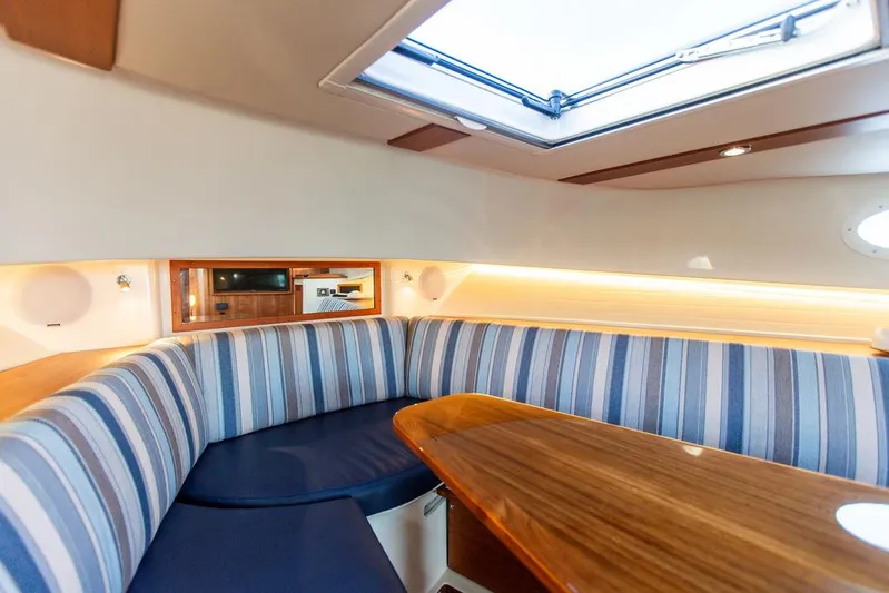 Cavu 4 Yacht Photos Pics 