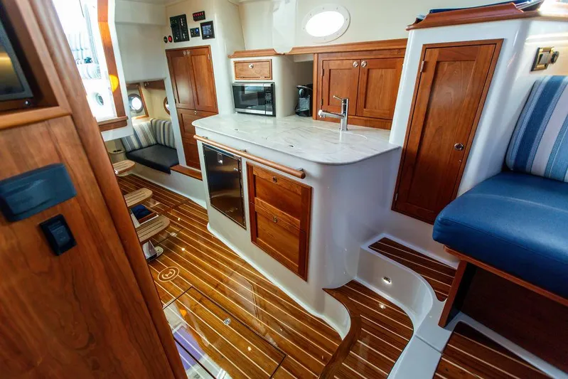 Cavu 4 Yacht Photos Pics 