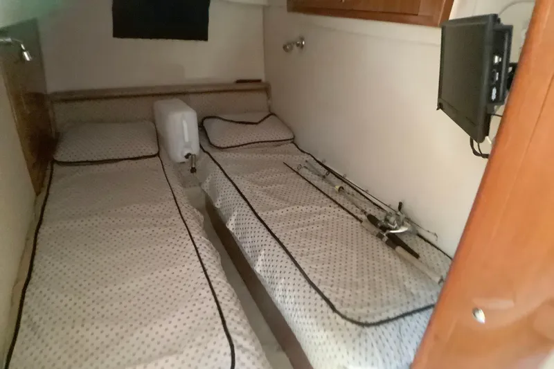 Perseides Yacht Photos Pics 2005 Regal Commodore 3860 cabin with twin beds and fishing rods.