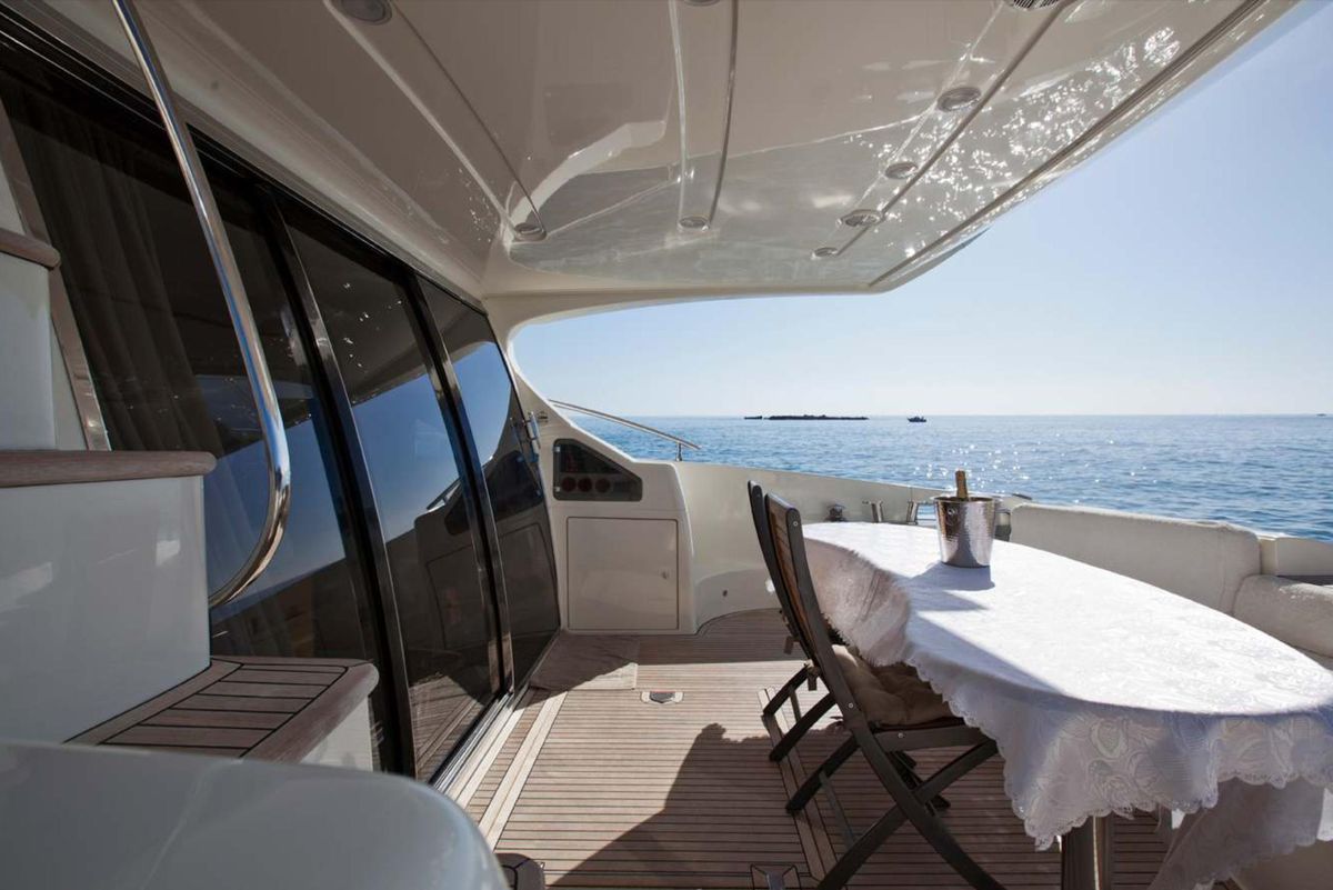 2006 Azimut 65 