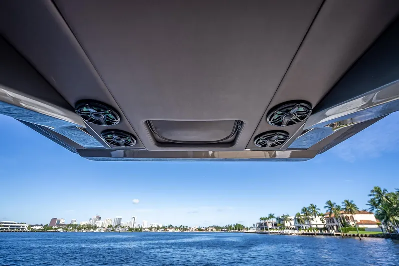 45-18 Yacht Photos Pics View from Nor-Tech 450 Sport boat, showcasing speakers and waterfront scenery.