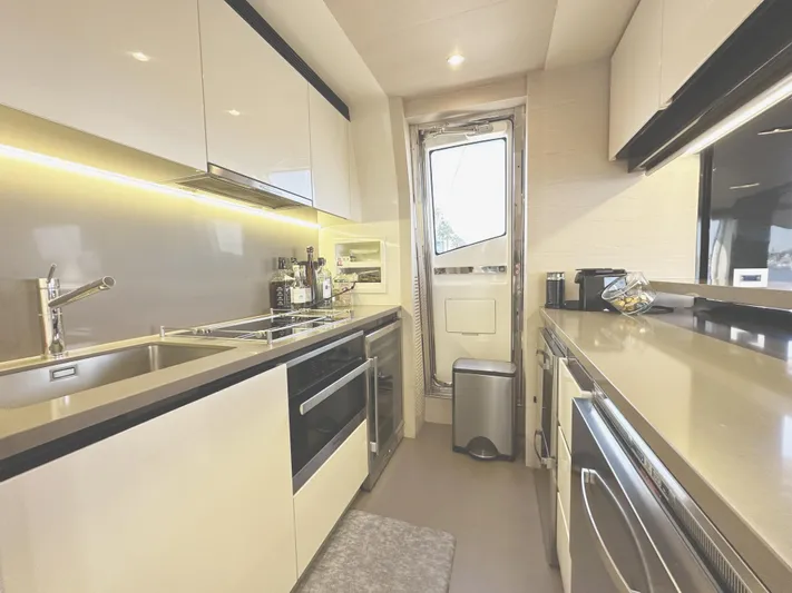 Slingshot Yacht Photos Pics 