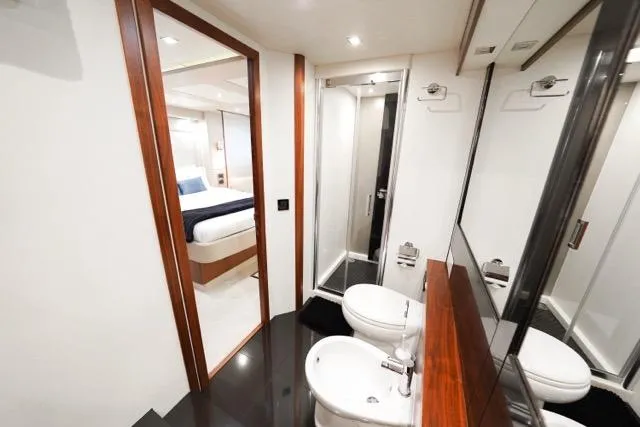 Catch The Wave Yacht Photos Pics Luxurious bathroom and bedroom in 2013 Sunseeker Manhattan 73 yacht.