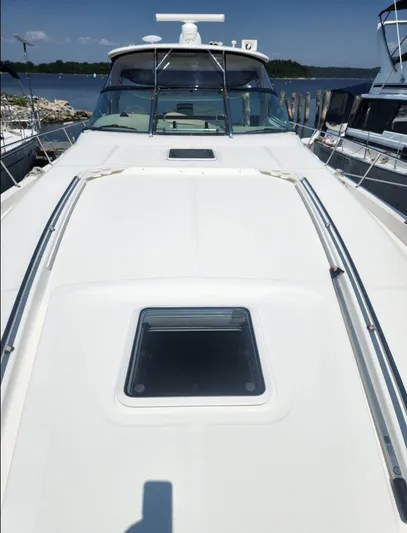  Yacht Photos Pics 2004 Sea Ray Sundancer 460 yacht deck with hatch, docked by the water.
