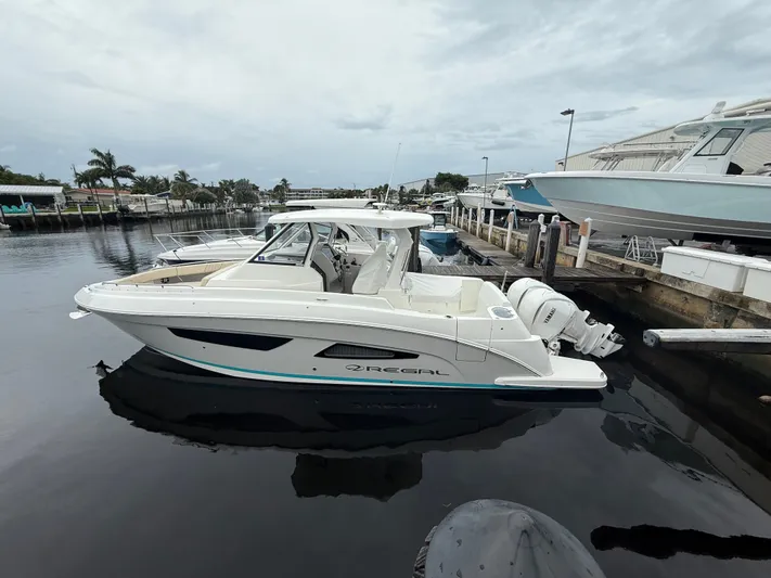  Yacht Photos Pics 2023 REGAL 33 SAV - Image 14