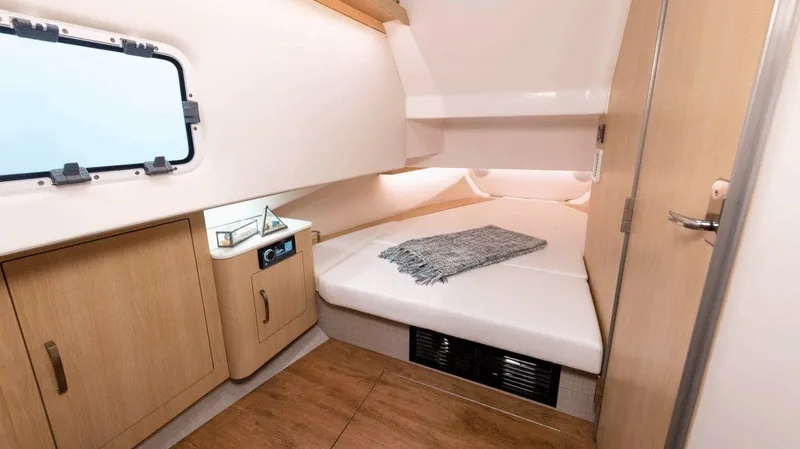  Yacht Photos Pics 2023 REGAL 33 SAV - Image 8